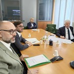 Da sinistra, collegati dalla sede Aca di Alba, il presidente provinciale Luca Robaldo, il sindaco Alberto Gatto, il presidente Aca e coordinatore Tavolo delle Autonomie Giuliano Viglione e l'avvocato Roberto Ponzio, vicepresidente Associazione Avvocati Albesi Braidesi e rappresentante del Tavolo delle Autonomie Da sinistra, collegati dalla sede Aca di Alba, il presidente provinciale Luca Robaldo, il sindaco Alberto Gatto, il presidente Aca e coordinatore Tavolo delle Autonomie Giuliano Viglione e l'avvocato Roberto Ponzio, vicepresidente Associazione Avvocati Albesi Braidesi e rappresentante del Tavolo delle Autonomie