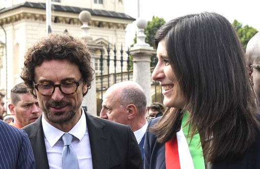 Il ministro Toninelli col sindaco Appendino durante una recente visita a Torino