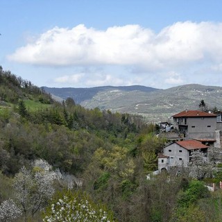Una veduta di Camerana con la sua torre Una veduta di Camerana con la sua torre