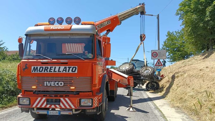 Trattore si ribalta sulla salita di Canove a Priocca, illeso il conducente Trattore si ribalta sulla salita di Canove a Priocca, illeso il conducente