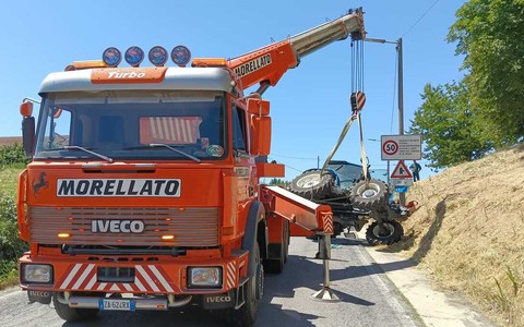 Trattore si ribalta sulla salita di Canove a Priocca, illeso il conducente