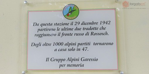 La targa commemorativa collocata presso la stazione ferroviaria di Garessio