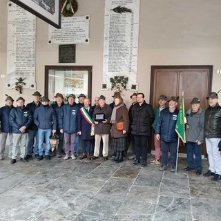 Il Gruppo Alpini di Venasca festeggia Franco Monge Madro per i suoi 90 anni con targa d'onore