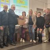La vincitrice del premio deluxe con gli organizzatori della tombolata