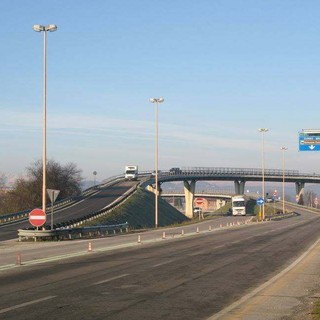 L'imbocco della tangenziale di Alba arrivando dalla rotonda della Vigna L'imbocco della tangenziale di Alba arrivando dalla rotonda della Vigna
