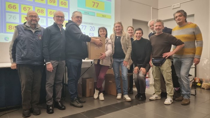 La vincitrice del premio deluxe con gli organizzatori della tombolata