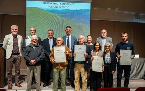 A Treiso il primo “Omaggio” al paesaggio Unesco: premiati i viticoltori del versante San Stunet