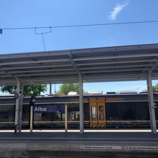 La situazione sulla linea ferroviaria Alba–Torino: stabilità in crescita, ma i pendolari chiedono puntualità “vera”