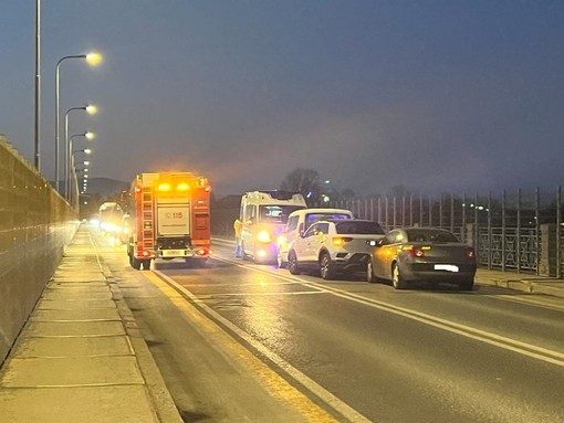 Tamponamento tra tre auto sul viadotto Soleri a Cuneo: lunghe code e traffico bloccato