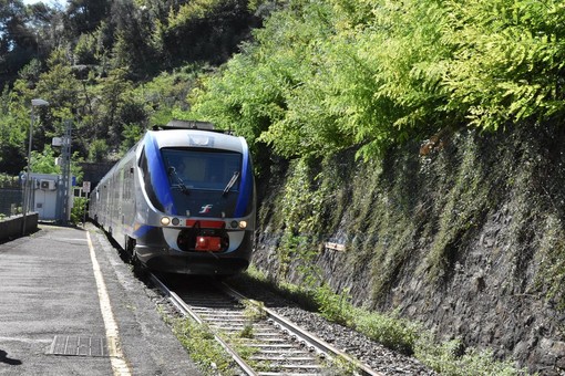 Treno-Bus tra Torino e Ventimiglia: ecco le 'dis-avventure' di un professore universitario nei suoi viaggi impossibili in Val Roya