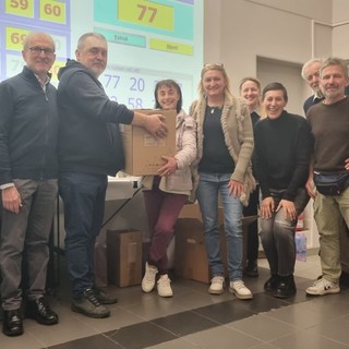 La vincitrice del premio deluxe con gli organizzatori della tombolata
