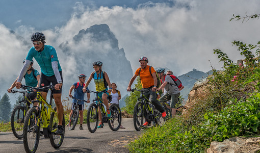 Turisti in Valle Grana (foto Roberto Croci, archivio Atl del Cuneese) Turisti in Valle Grana (foto Roberto Croci, archivio Atl del Cuneese)