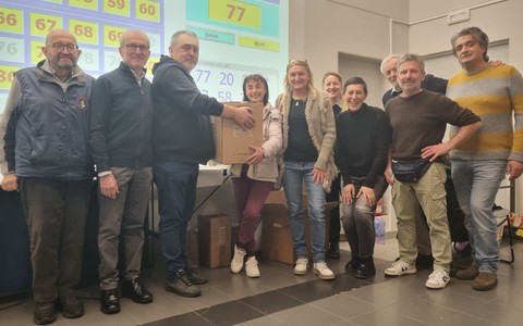 La vincitrice del premio deluxe con gli organizzatori della tombolata