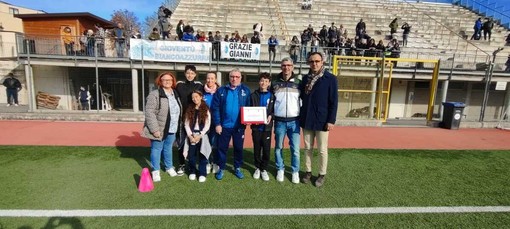 Alba e Guarene ringraziano con una targa Gianni Spinosa, l’allenatore che salvò la vita al giovane Gabriele