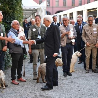 I tartufai dell'associazione roerina tra quanti hanno accolto il presidente della Repubblica Sergio Mattarella durante la sua visita ad Alba