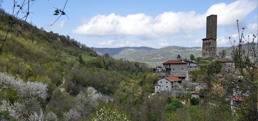 Una veduta di Camerana con la sua torre Una veduta di Camerana con la sua torre