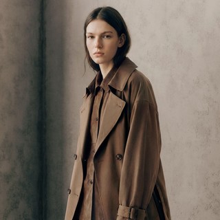Versatile, elegante, contemporaneo: perché il trench resta un capo irrinunciabile Versatile, elegante, contemporaneo: perché il trench resta un capo irrinunciabile