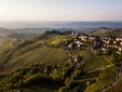 Una veduta di Treiso, nelle Langhe (archivio Ente Turismo Lmr)
