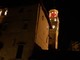 Saluzzo, la torre civica illuminata di rosso nella  Giornata contro la violenza sulla donna