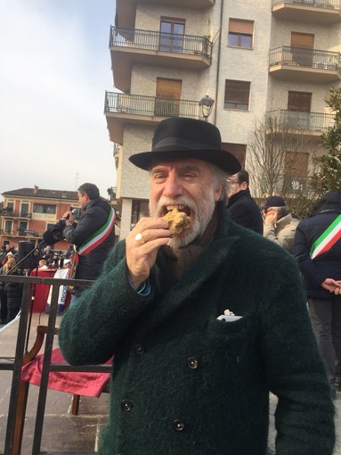 &quot;I trifolau sono il simbolo del coraggio roerino&quot;: Paolo Crepet omaggiato a Canale con il primo tartufo 2018