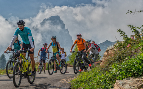 Turisti in Valle Grana (foto Roberto Croci, archivio Atl del Cuneese)
