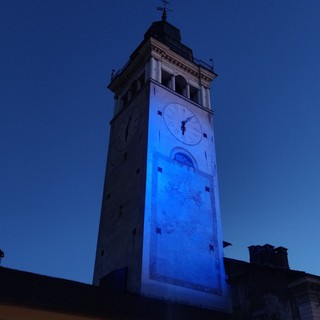 La Torre Civica illuminata di blu per sensibilizzare sulla neurofibromatosi