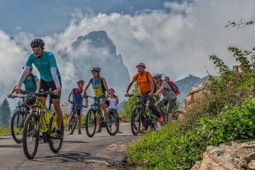 Turisti in Valle Grana (foto Roberto Croci, archivio Atl del Cuneese)