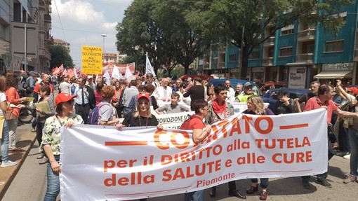Medici, infermieri e professionisti della salute in piazza a Torino per denunciare la politica sanitaria del Piemonte