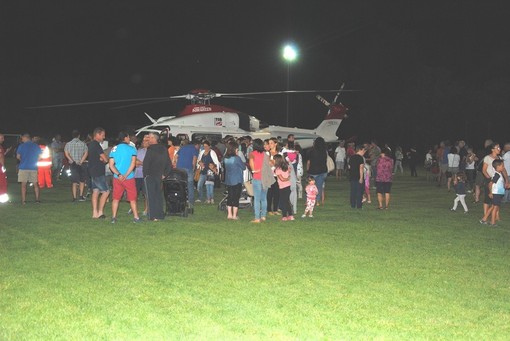 Paesana, in 300 hanno assistito ai test  (superati) sull’atterraggio in notturna dell’elicottero del 118