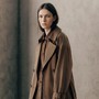 Versatile, elegante, contemporaneo: perché il trench resta un capo irrinunciabile Versatile, elegante, contemporaneo: perché il trench resta un capo irrinunciabile