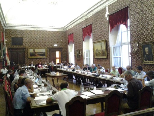 Cuneo: il Consiglio Comunale approva all’unanimità onorificenze, solidarietà e baratto amministrativo