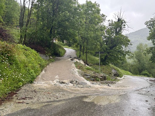 L'acqua e i detriti sulla strada tra la borgata Rastello e il rifugio Mondovì, verso Pian Marchisa