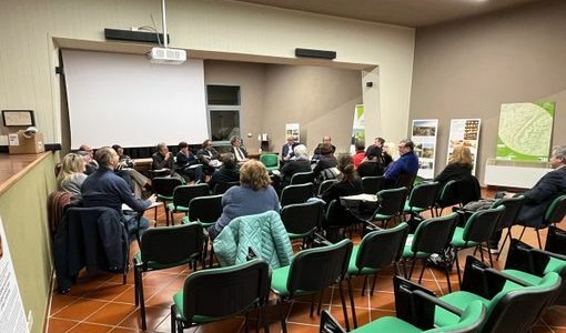 L'incontro a Bossolasco tra il Consorzio Socio Assistenziale Alba Langhe e Roero e l'Unione Montana Alta Langa, avvenuto nei mesi scorsi L'incontro a Bossolasco tra il Consorzio Socio Assistenziale Alba Langhe e Roero e l'Unione Montana Alta Langa, avvenuto nei mesi scorsi