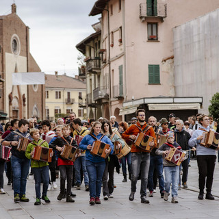 A Saluzzo, il sabato di "Uvernada" viaggia tra le sonorità con percorsi guidati, danze tradizionali, l'elettronica salentina e un grande concerto serale