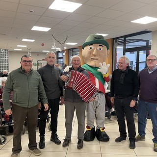 Gli Uomini di Mondo festeggiano il Natale con gli ospiti della casa di riposo di Beinette