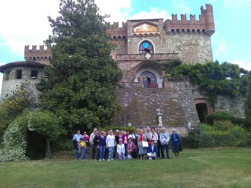 Foto di gruppo di fronte al castello di Castellar