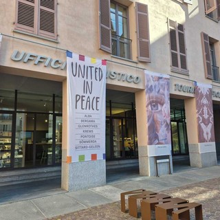 “United in Peace”: la mostra itinerante delle città gemelle fa tappa ad Alba