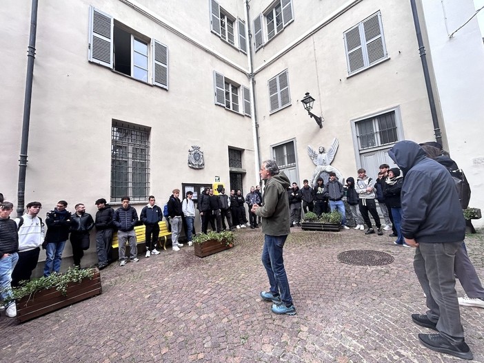 Dalle aule della Granda ai boschi di Ormea: gli studenti del “Grandis” di Cuneo alla scoperta del territorio Dalle aule della Granda ai boschi di Ormea: gli studenti del “Grandis” di Cuneo alla scoperta del territorio