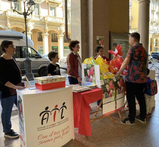 La solidarietà scende in piazza: tornano le Uova di Pasqua AIL in tutta la provincia di Cuneo
