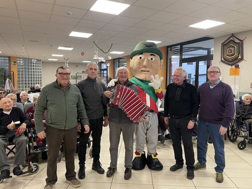 Gli Uomini di Mondo festeggiano il Natale con gli ospiti della casa di riposo di Beinette