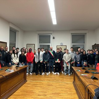 Verzuolo ha festeggiato i neo diciottenni: consegnata la Costituzione e visita al nuovo Spazio Giovani