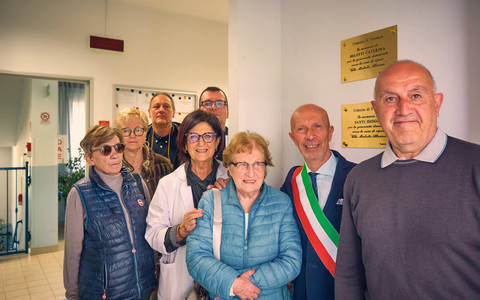Venasca, scoperte targhe per i benefattori Yvonne e Isidoro Santi alla Casa di Riposo “Villa Michelis Allasina”