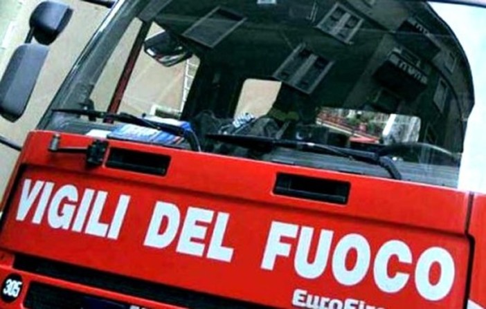 Mondovì, palo nei pressi della stazione sfiamma e incendia sterpaglie Mondovì, palo nei pressi della stazione sfiamma e incendia sterpaglie
