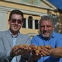 Il sindaco di Villanova Solaro Gabriele Giletta con il presidente della Pro loco Mauro Rosso Ph. Agenzia Acca Il sindaco di Villanova Solaro Gabriele Giletta con il presidente della Pro loco Mauro Rosso Ph. Agenzia Acca
