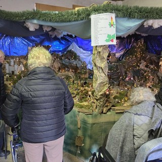 Gli ospiti del Tapparelli di Saluzzo in visita al presepe della famiglia viottone di Cervignasco