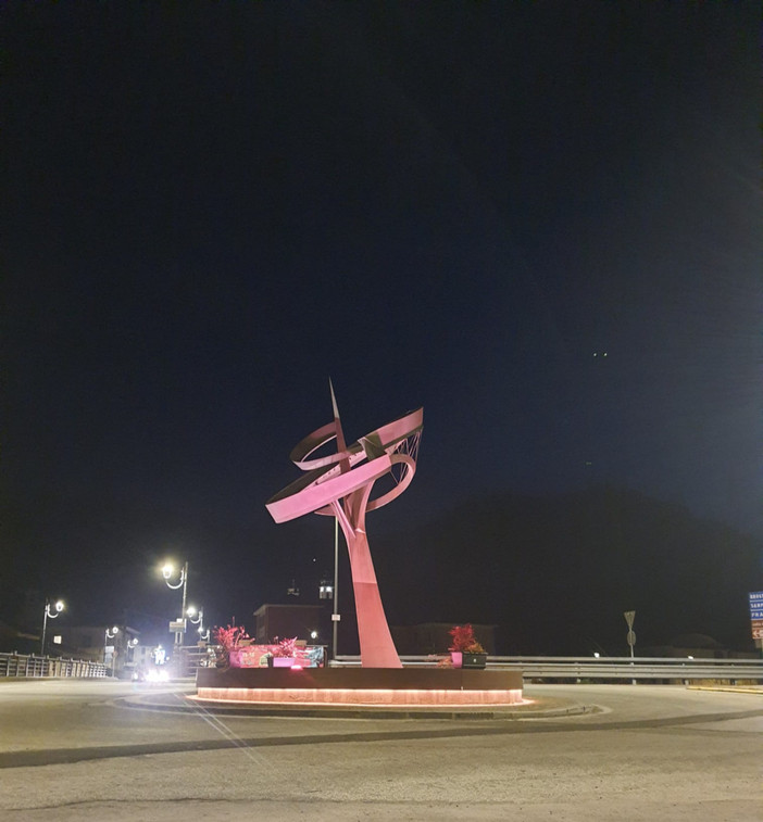 Venasca illumina di rosa la rotonda all’ingresso del paese in occasione della Festa della Donna