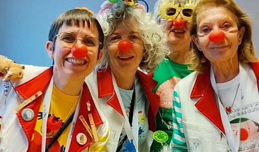 Tutti a Cuneo per la Giornata Nazionale del Naso Rosso: i clown VIP invadono via Roma Tutti a Cuneo per la Giornata Nazionale del Naso Rosso: i clown VIP invadono via Roma