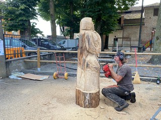 I momenti della prima edizione della Sagra della Noce e della Frutta a guscio a Villanova Solaro - scultore al lavoro I momenti della prima edizione della Sagra della Noce e della Frutta a guscio a Villanova Solaro - scultore al lavoro
