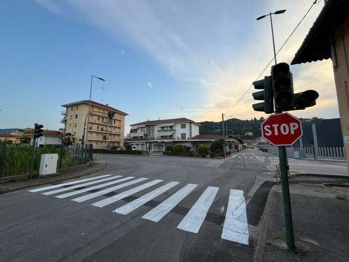 L'impianto semaforico spento a Verzuolo all'incrocio della Provinciale 589 tra via Asilo Keller e via Chiamina