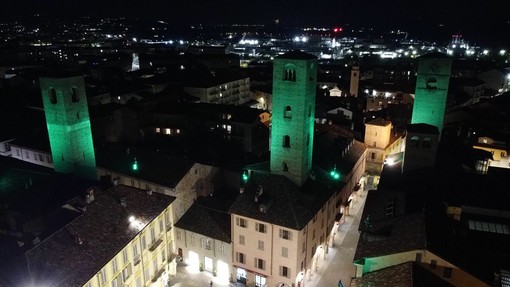 Le torri di Alba si illuminano di verde per la Giornata Nazionale sulla SLA Le torri di Alba si illuminano di verde per la Giornata Nazionale sulla SLA